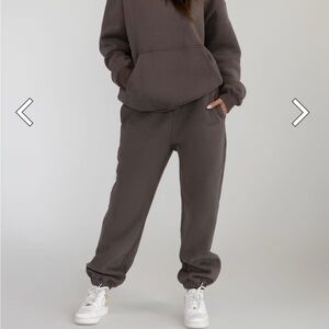 NWT Comfrt Signature fit sweatpants. Size S, color is Chocolate